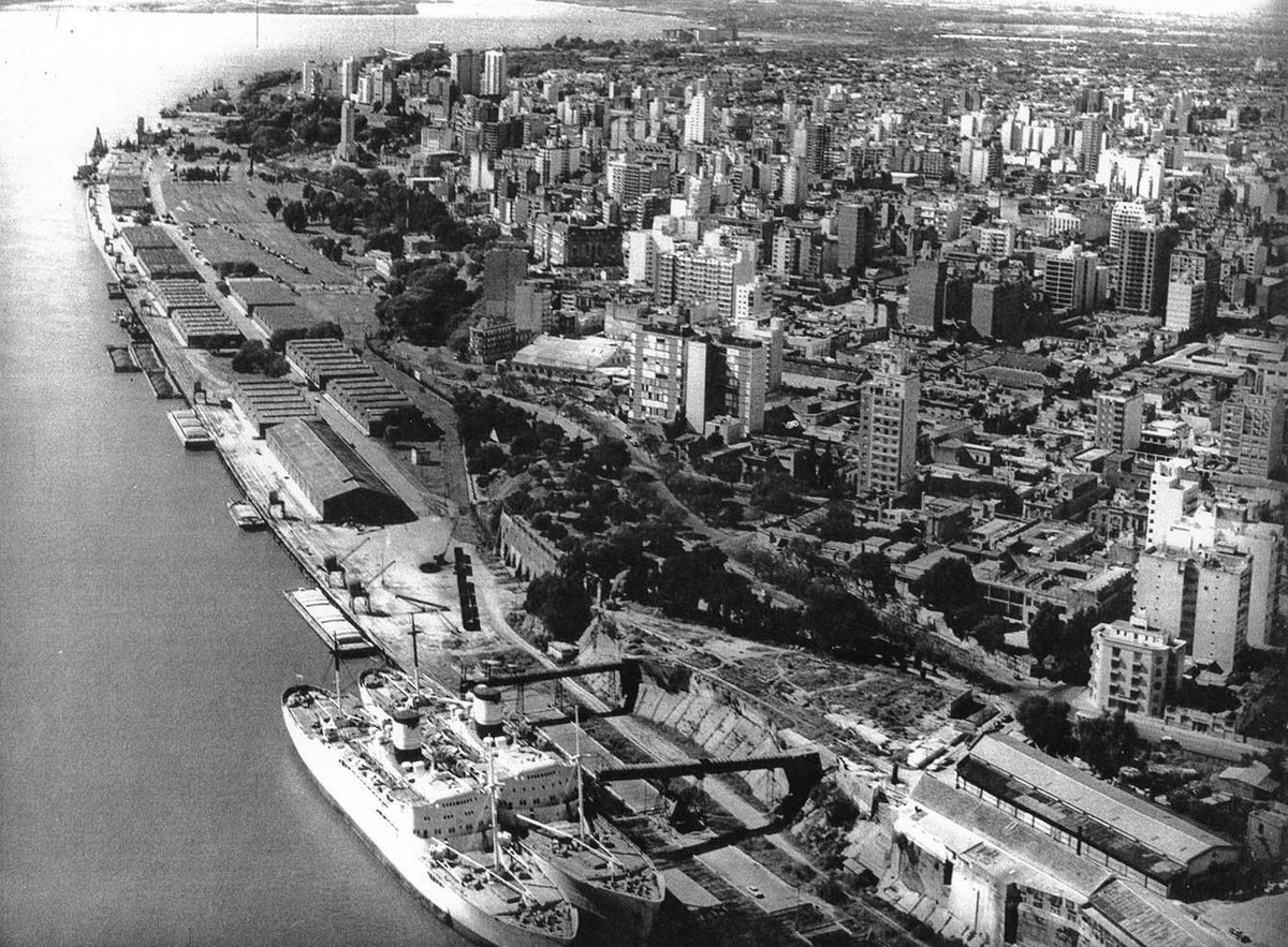 Rosariorecuerdo's tweet photo. El río, la zona portuaria y parte de la planta urbana de Rosario en esta vista aérea de 1960. https://t.co/B5necQW6kM
