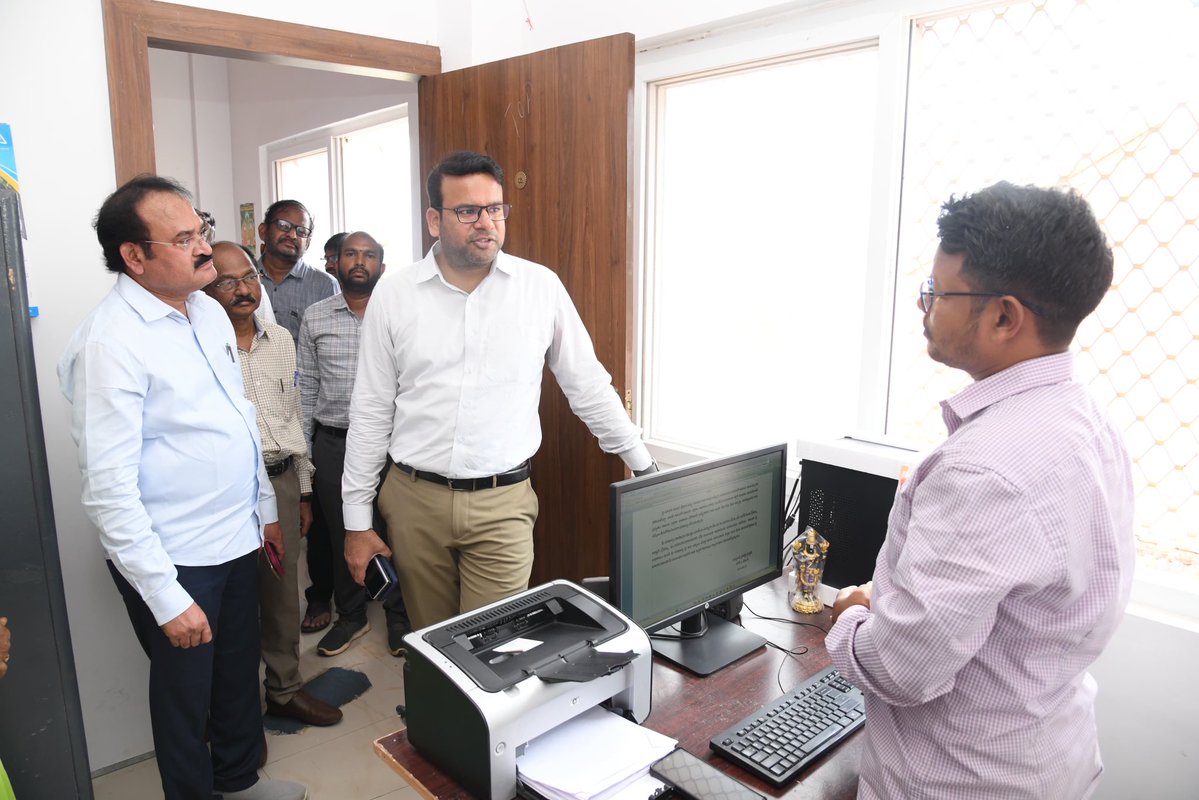 🌇 భీమిలి అభివృద్ధిపై కమిషనర్ సమీక్ష

పురాతన చరిత్ర కలిగిన భీమిలి జోన్‌లో అన్ని వార్డులను సమగ్రంగా అభివృద్ధి చేయాలని జీవీఎంసీ కమిషనర్ శ్రీ కేతన్ గార్గ్, ఐఏఎస్ గారు అధికారులను ఆదేశించారు. మంగళవారం భీమిలి జోన్ కార్యాలయంలో కార్పొరేటర్లు, అధికారులతో సమావేశం నిర్వహించారు.

కమిషనర్