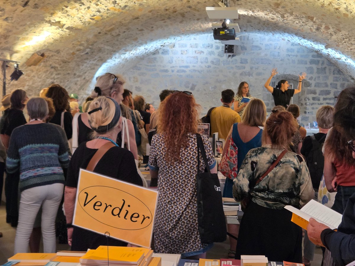 📙 "Criée" de la librairie Ombres blanches  traduite en LSF au Banquet du livre de Lagrasse, dans la partie publique de l'abbaye