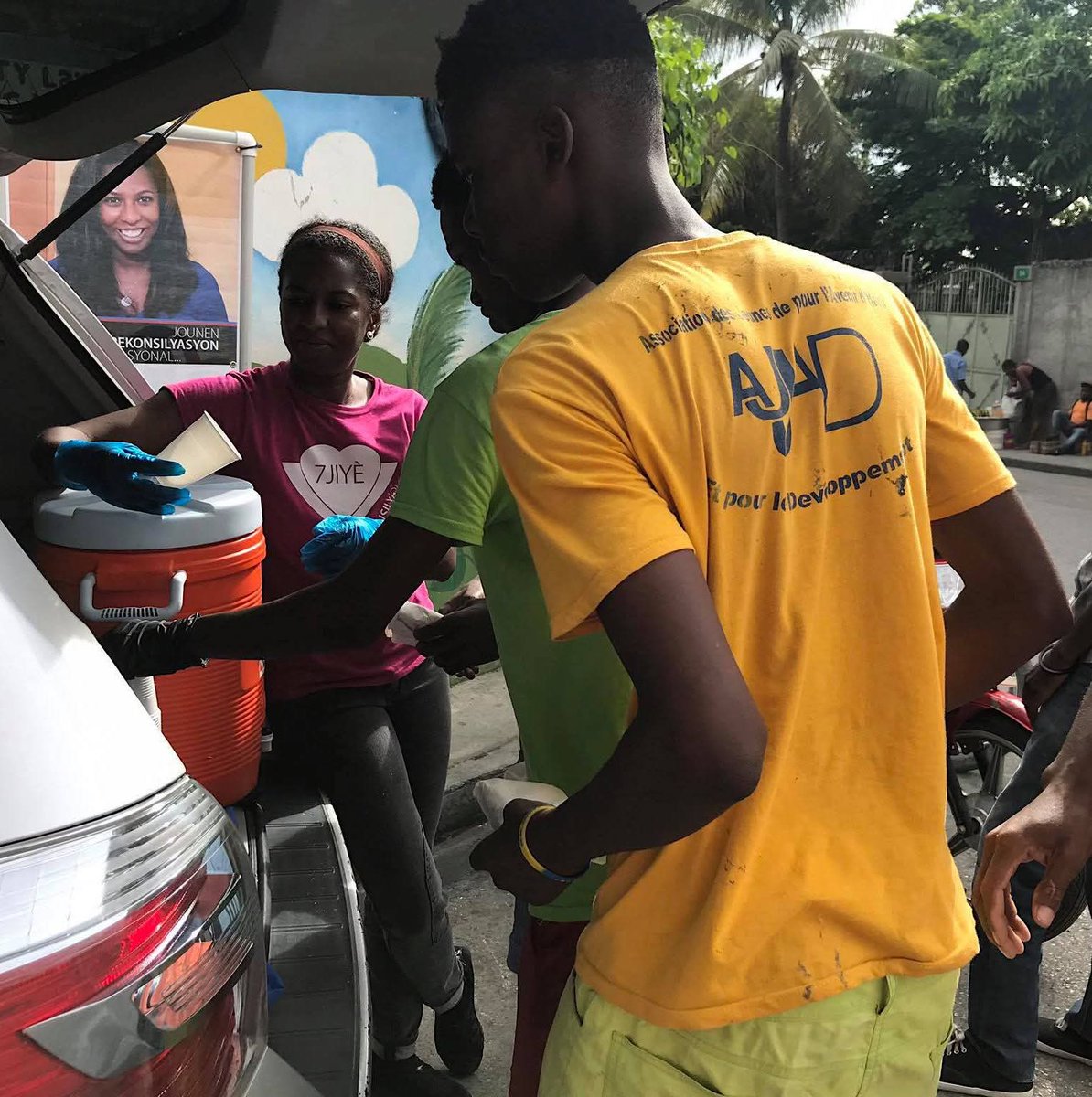 AmbassadorMarli's tweet photo. Si g on bagay ou ka fè pou ede peyi w, FÈ L. San plenyen, san grate tèt e san regrèt. SE PEYI W, SE OU K POU EDE L. #AyitiBezwenW https://t.co/E59n21JuYl