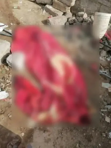 🔴 جريمة مروعة في #مأرب
الطفلة "حورية" (15 عاماً) تفارق الحياة بعد أن أقدم والدها على خنقها بسلك داخل منزله بحي الجفينة، بعد سنوات من العنف الأسري.
غضب شعبي وحقوقي يطالب بالتحقيق العاجل ومحاسبة الجاني، وسط صمت رسمي يثير القلق.
#الطفلة_حورية
#لا_للعنف_الأسري