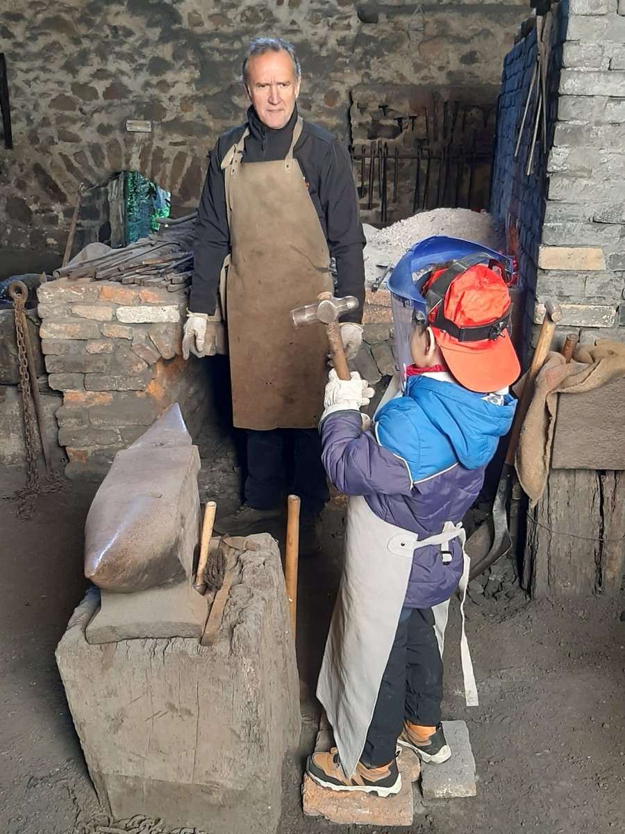 El Pobaleko Burdinola / Ferrería de El Pobal (@elpobal) on Twitter photo Heldu eta txikientzako tailer dibertigarriak! Forjaketa sutegian eta Barbadun ibaiertzeko natura deskubritzen izango gara.
Talleres para familias en agosto. Forja el hierro en la fragua y alucina con el entorno natural de la Ferrería.
<a href="/Bizkaia/">Bizkaiko Foru Aldundia/Diputación Foral de Bizkaia</a> <a href="/OndareaBizkaia/">Ondarea Bizkaia</a> <a href="/BizkaiaKultura/">BizkaiaKultura</a> Heldu eta txikientzako tailer dibertigarriak! Forjaketa sutegian eta Barbadun ibaiertzeko natura deskubritzen izango gara.
Talleres para familias en agosto. Forja el hierro en la fragua y alucina con el entorno natural de la Ferrería.
<a href="/Bizkaia/">Bizkaiko Foru Aldundia/Diputación Foral de Bizkaia</a> <a href="/OndareaBizkaia/">Ondarea Bizkaia</a> <a href="/BizkaiaKultura/">BizkaiaKultura</a>