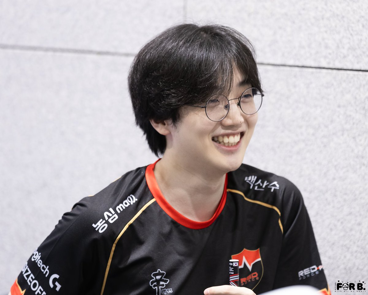 250729 LCK CL NS vs. BRO 승리 팬미팅 #Burdol #버돌 #卢泰允 #노태윤

팬들 보면서 활짝 웃는 날이 오래오래 지속되길! 앞으로도 오래 보자🍀

데뷔 4주년 기념 사진 올리기📷(4/4)  

#4YEARS_WITH_BURDOL
#눈부시게_빛날_노태윤의_앞날을_응원해