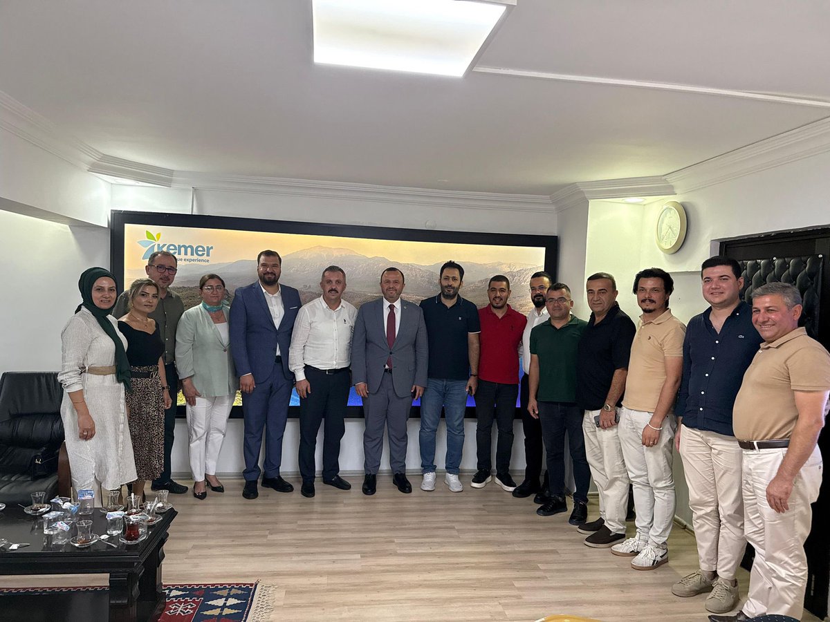 AK Parti Antalya Milletvekili ve TBMM Milli Savunma Komisyonu Üyesi Av. Sayın İbrahim Ethem Taş, Kemer AK Parti İlçe Teşkilatı ile birlikte Kaymakamımız Sn. Ahmet Solmaz’ı makamında ziyaret etti.