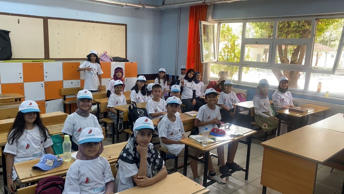 Hüsnü Özyeğin İlkokulu’nda bugün TÜGVA Yaz Okulu öğrencilerimize şapka ve tişört dağıtımı yaptık 🎁  
Heyecanları gözlerinden okunan öğrencilerimizle birlikte yaz okulumuza renk kattık 🌟  
Sevgiyle ve TÜGVA Yaz Okulu’yla kalın! 💙