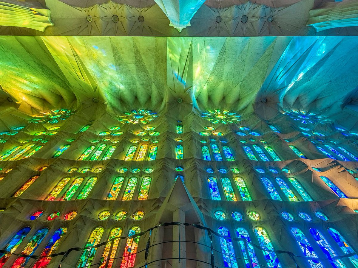 Antoni #Gaudí deia que «el sol és el millor pintor». 🌞 Segons l’època de l’any i l'hora del dia, l’atmosfera interior de la #SagradaFamília canvia gràcies a la #llum solar i els finestrals de la nau central.

[Autor dels vitralls: Joan Vila-Grau]