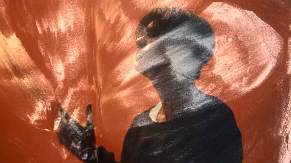 loopszzn's tweet image. Ghost girl