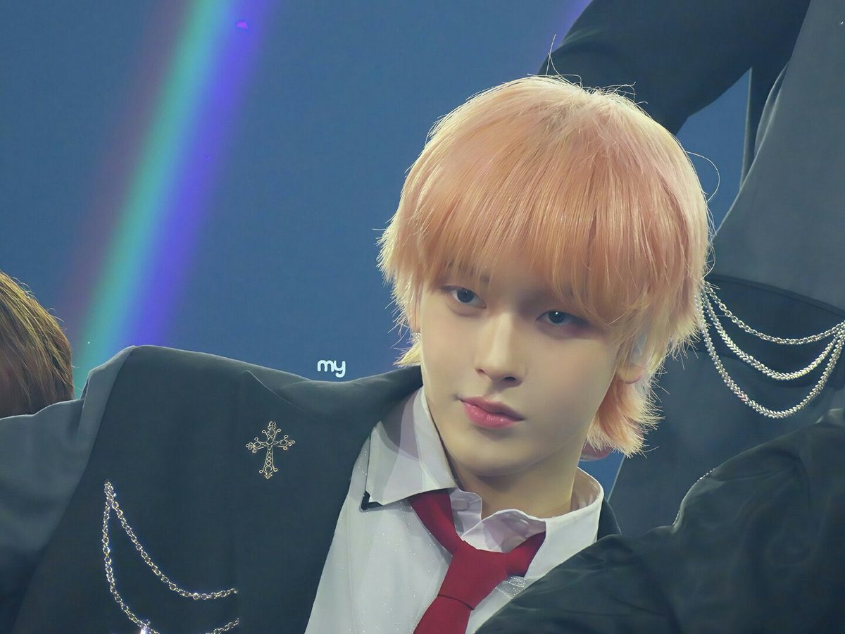 mushieewe's tweet photo. pink hair boy https://t.co/U8WUYNwRka