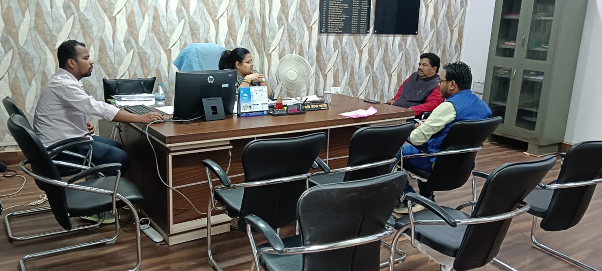 पूर्व विधायक कोचे मुंडा ने कर्रा अंचल अधिकारी से की मुलाकात, क्षतिग्रस्त मकानों व फसल क्षति का मुआवजा शीघ्र दिलाने की मांग
की ।