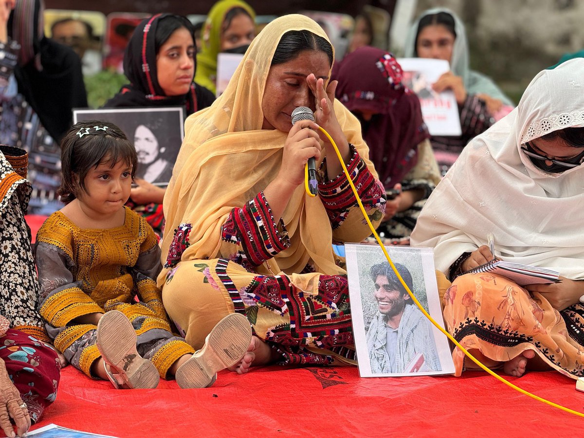 مردم گش اَنت نو شما مہ گریویت کہ درد ھلتگ، شما انگت مزبوت نہ بیت۔ ھما درد ھما ازیت کہ ما ھرچ ساھتءَ گوزینگءَ اِنت،  گڈاں شبیرءِ نامءَ گر اَنت منی ارس درکائینت۔ من باز جھد کنءِ کہ ارس درمئیانت بلے ازیت انچو باز اَنت کہ شبیرءِ نامءِ گرگءِ لوڈءَ ارس درکائینت۔
<a href="/SeemaBalochh/">Seema Baloch</a>