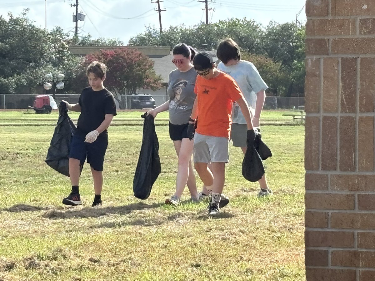 ColtHistory's tweet image. A huge shoutout to some of our Covington NJHS students and parents to Clean Up our Campus!! 
#cms_aisd #hanksellent #CMSNJHS
