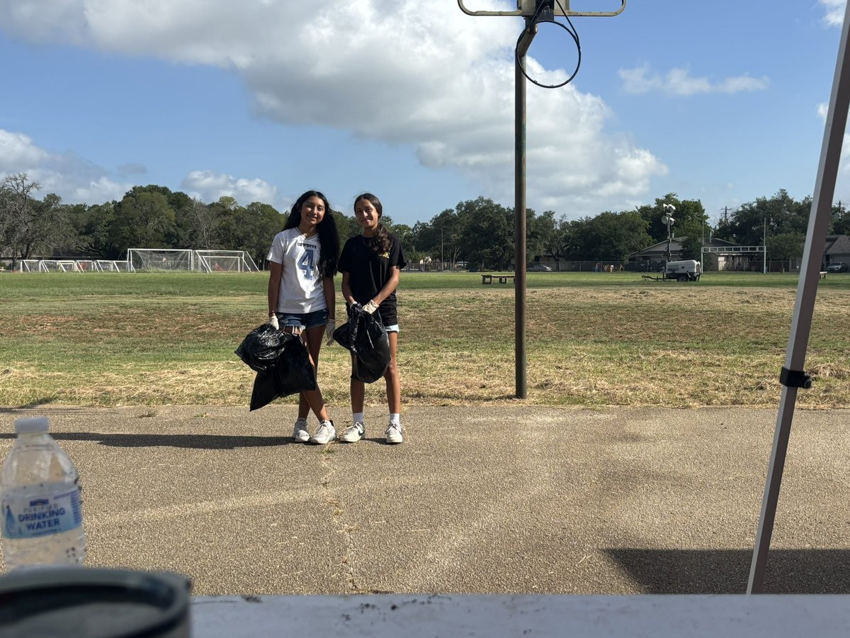 ColtHistory's tweet image. A huge shoutout to some of our Covington NJHS students and parents to Clean Up our Campus!! 
#cms_aisd #hanksellent #CMSNJHS