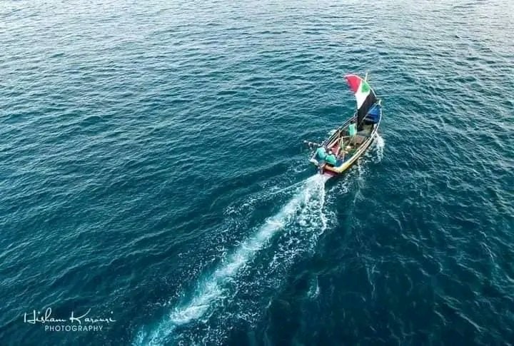 قد يختارك الجميع في لحظة توهّجك،
أما أنا، فسأختارك حتى حين تنطفئ…
وإن رأيت النور في غيرك،
سأظل أختار عتمتك.”