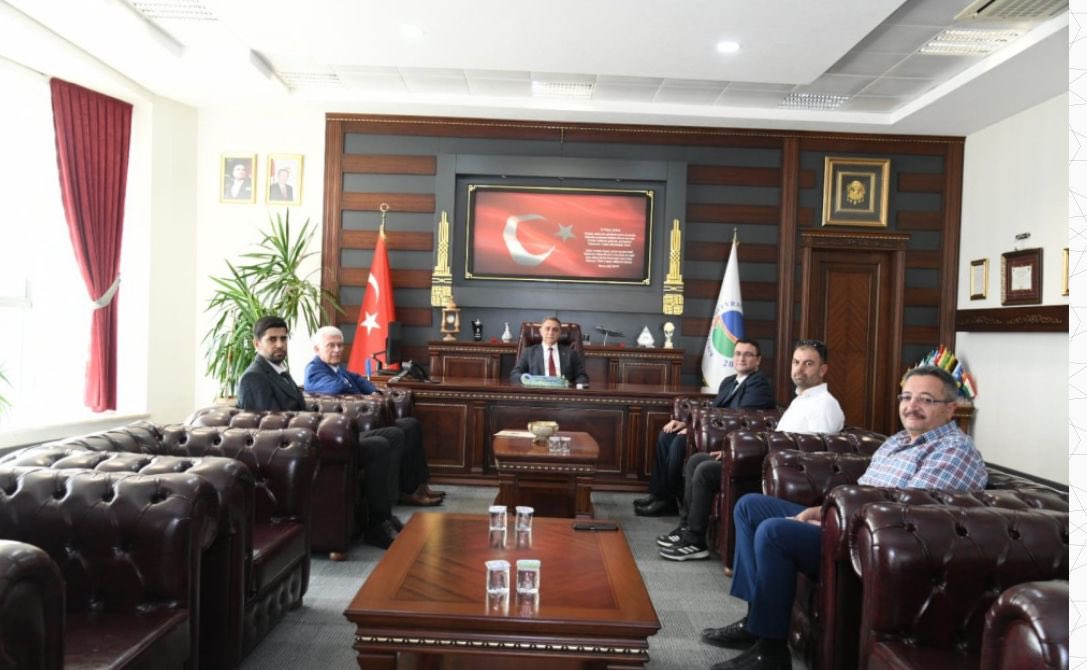 Türk Veteriner Hekimleri Birliği Merkez Konseyi Başkanı Sayın Ali EROĞLU, Genel Sekreter Sayın Prof. Dr. Hüsamettin EKİCİ ve Kırşehir Veteriner Hekimleri Odası Başkanı Sayın Recep YILMAZ, Kırşehir Ahi Evran Üniversitesi Rektörü Sayın Prof. Dr. Mustafa Kasım KARAHOCAGİL’i