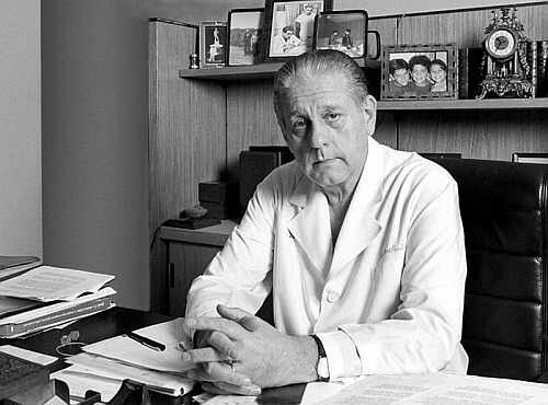 sdtiempo's tweet photo. René Favaloro, el corazón de la Argentina 🇦🇷

Hoy, 29 de julio, lo recordamos a 25 años de su muerte en el año 2000.

Este hilo repasa su vida, desde su infancia humilde hasta su trágico final. Una historia de compromiso, ciencia, vocación y dignidad. https://t.co/JkZOk989cG