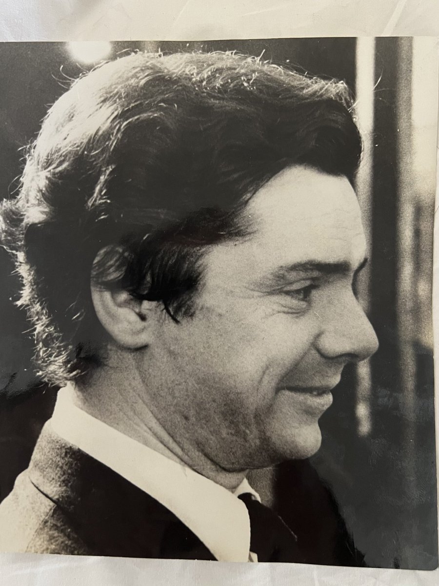 Demain, ça fera 45 ans que ce jeune homme est mort. Mon père, dit « Le Zubial ». Connu à l’Etat civil sous le nom de Pascal Jardin. Athlète de la liberté, expert en culot, sportif de la poésie. Scénariste de l’essentiel, si français de l’après-guerre. Désespéré tellement joyeux.