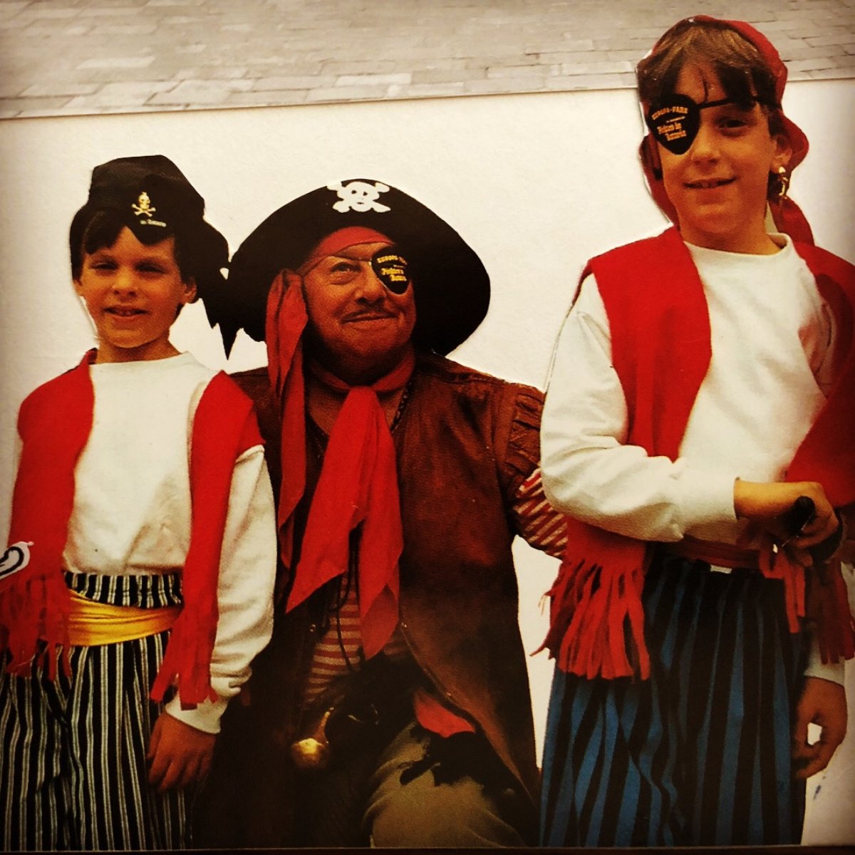 Diese Woche feiern wir 5 Jahre Piraten in Batavia! Die Geschichte dieser wunderbaren Attraktion reicht natürlich noch weiter zurück, bis ins Jahr 1987. Hier ist ein Bild von meinem Bruder Michael und mir bei der allerersten Eröffnung. Echte Piraten, das waren wir! 🏴‍☠️
