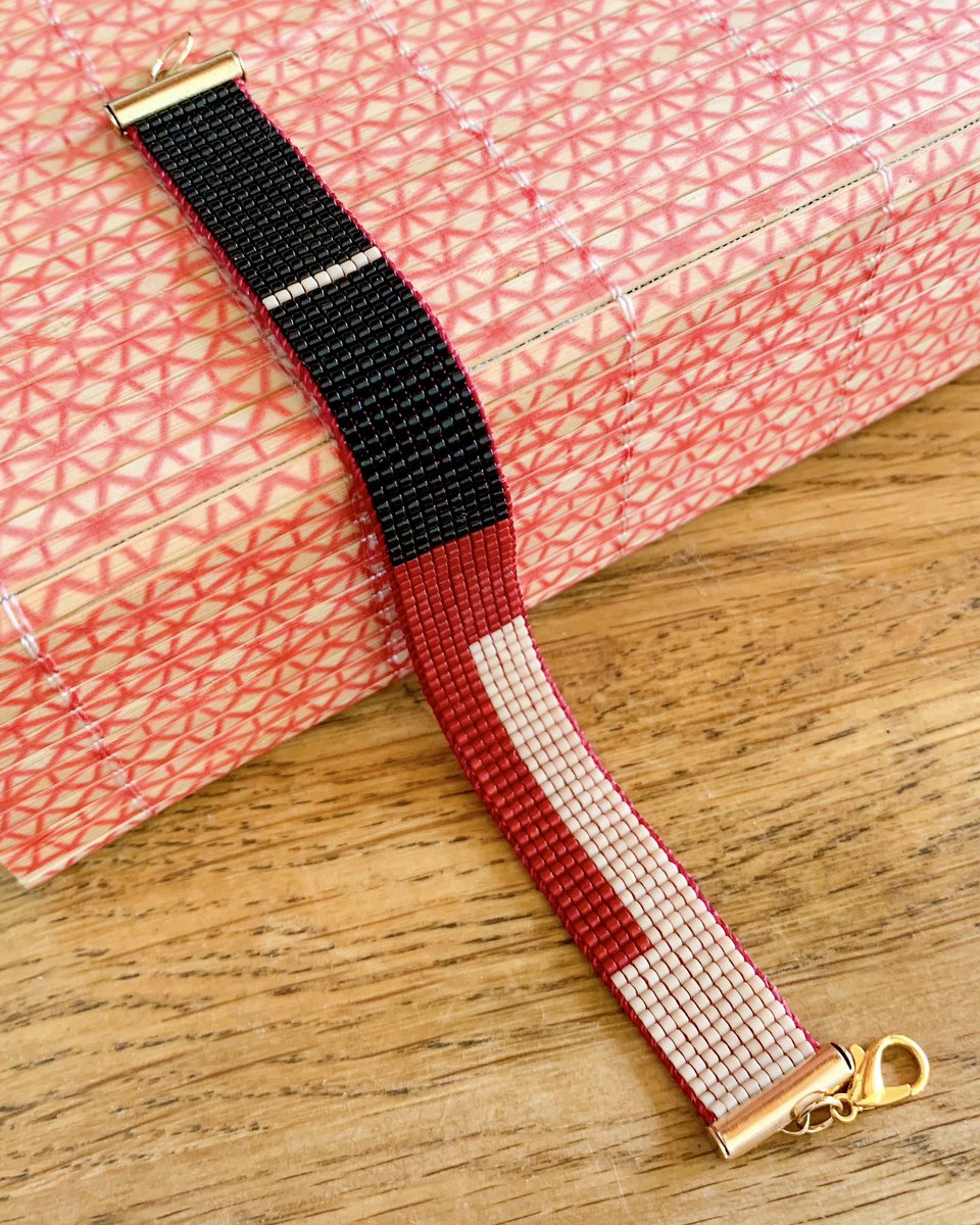 Aujourd’hui j’ai tissé un bracelet comme si je faisais une toile abstraite : des blocs noir profond, bordeaux vibrant et terracotta solaire.
Un joli bijou aux couleurs de l’automne à trouver dans la boutique les biches