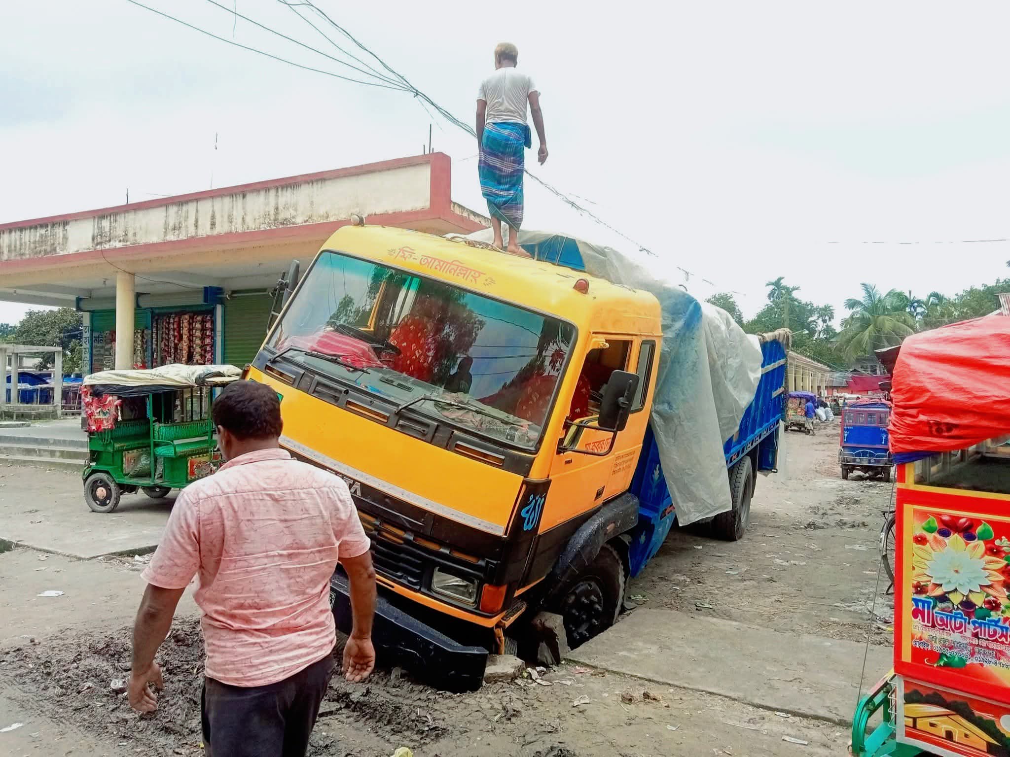 জোনাইল বাজারে বড় গাড়ির প্রবেশে বাড়ছে দুর্ঘটনা, দ্রুত সমাধানের দাবি
