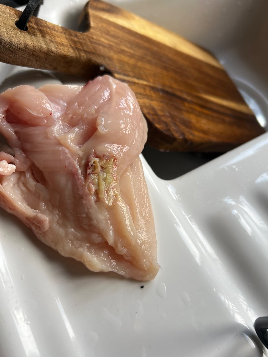 holily_'s tweet photo. @AldiUK fancy telling me why the chicken I’ve bought looks like this and smells like arse please x https://t.co/XJg4mWLL4i