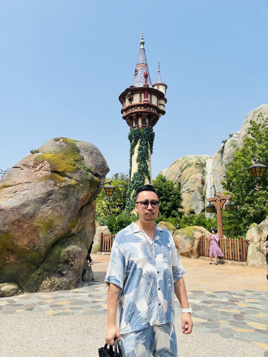 shige0805's tweet photo. とても久しぶりにディズニーシーに行ってきました。ラプンツェルの塔を背景に写真を撮ってみたが、どうも不釣り合いすぎる。アナ雪のソリにも乗ってみたが、どうも不審すぎる。スモークターキーレッグとホットドッグにかぶりつく写真が一番良い。要するに漢はだまって肉を食えと。 https://t.co/TBk9LFrhR7