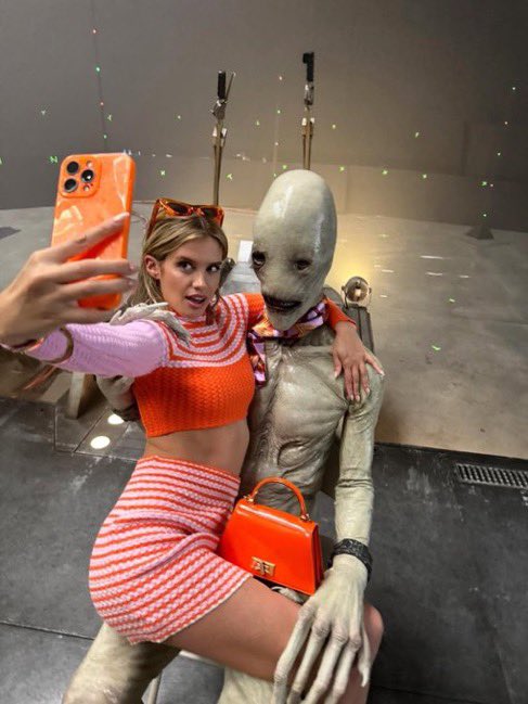 eve’s phone case and mr. handsome’s scarf matching her outfit… the way she’d never be caught chopped oh queen