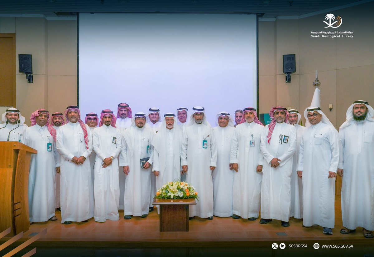 بحضور سعادة الرئيس التنفيذي لـ
#هيئة_المساحة_الجيولوجية_السعودية 
م. عبدالله الشمراني وقيادات ومنسوبي الهيئة، وضمن المبادرة المعرفية "خبراء علوم الأرض" وبالتعاون مع مجتمع  Young Mining Professionals -Jeddah عقدت أكاديمية الهيئة لقاءها الحواري الأول مع معالي الدكتور زهير بن