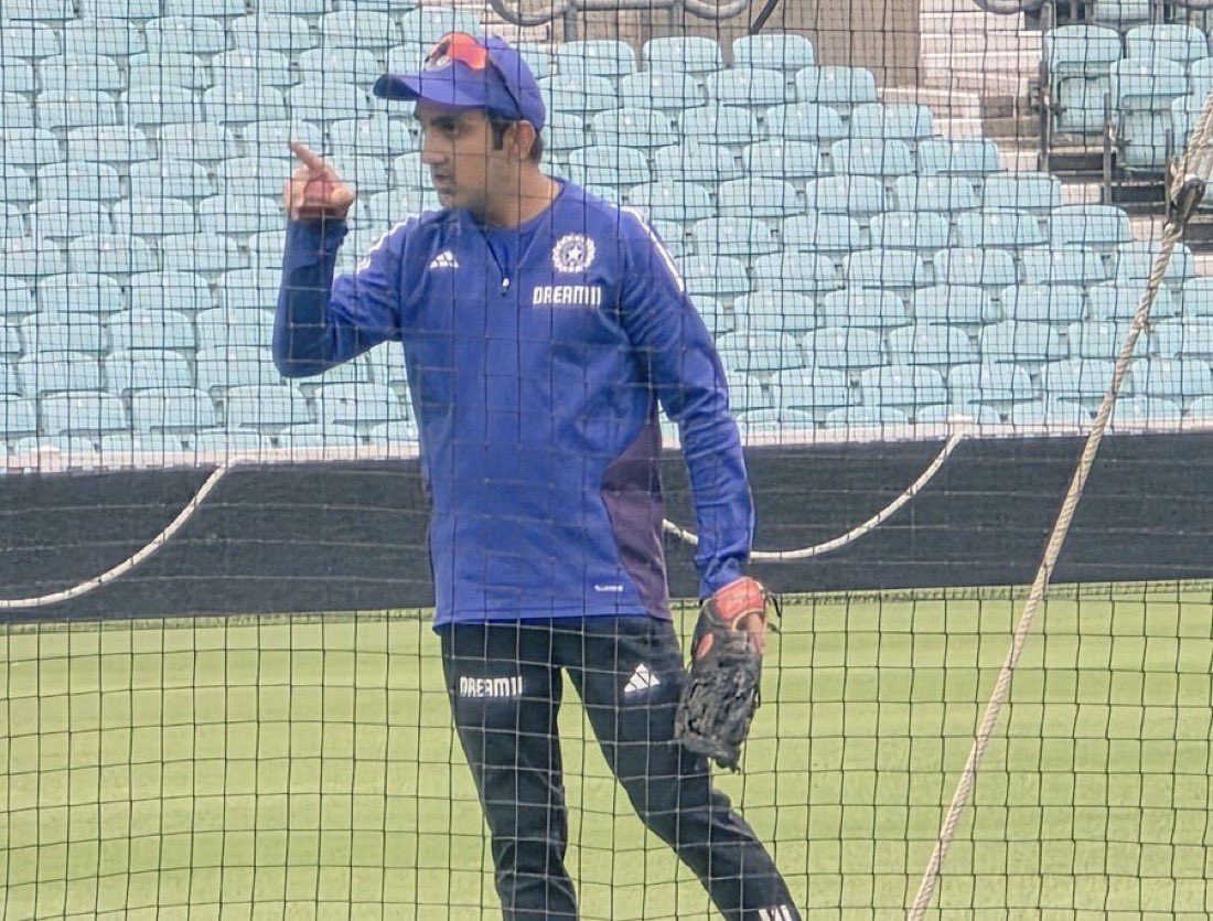 Here’s what happened between #GautamGambhir and Lee Fortis: 

• India was scheduled for an optional practice at 9:30 a.m. UK time at The Oval.

• Brendon McCullum and Rob Key inspected the wicket without issues. They were allowed to step on the pitch and do whatever they wanted