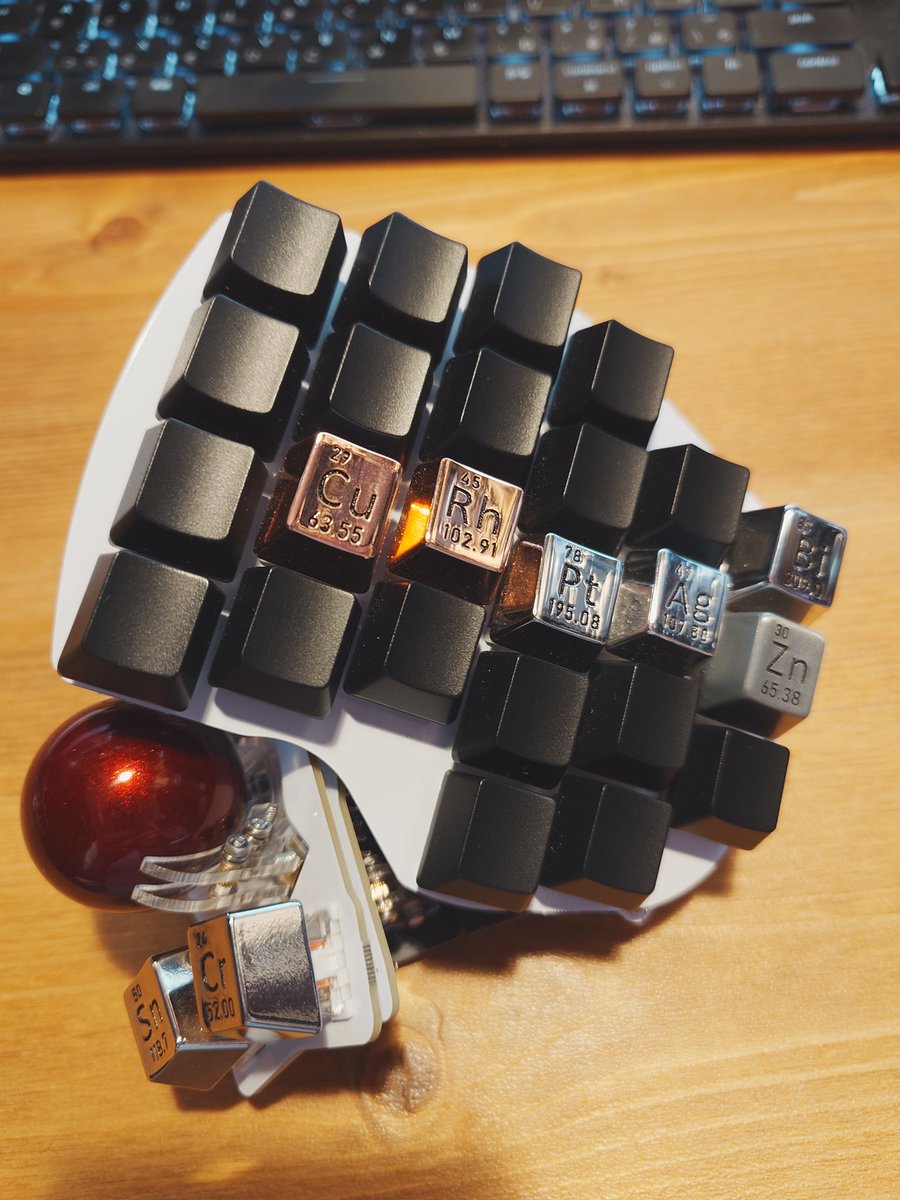 頑張って作ったキット品の右手キーボードwithトラックボール。結構コストかかった。コストの半分は海外から買った金属製キーキャップ。