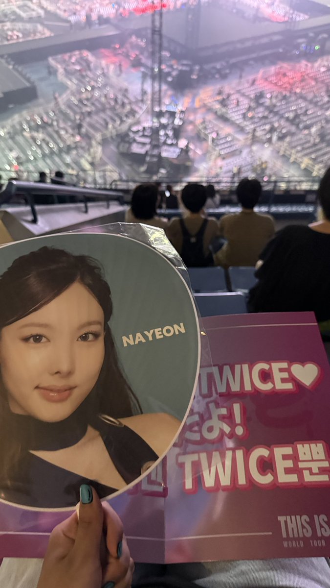 MASAMUNE020811's tweet photo. 僭越ながらTWICEのライブに行ってみたんだけどちょーーーー良かった
やんばいほど感動してなんか涙出た
スキズのライブもめちゃくちゃ行きたくなった https://t.co/fXbxZfzMkg