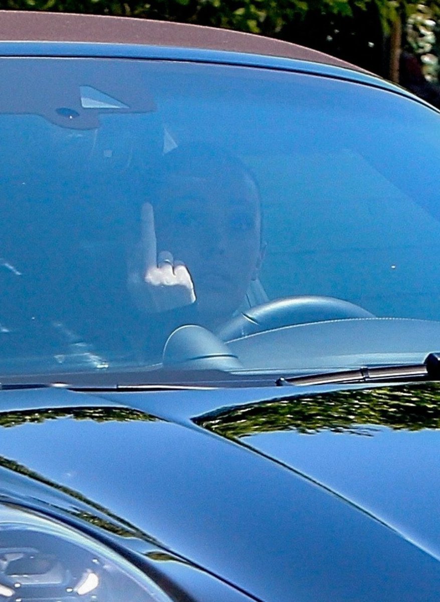 ye24vision's tweet photo. Bianca Censori spotted flipping off paparazzi while driving in Beverly Hills https://t.co/VvqaMNtN7M