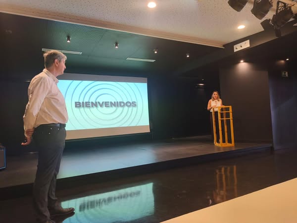 muriasdigital's tweet photo. Inauguramos Impulso IA en #LosLlanosDeAridane, un programa que acerca la inteligencia artificial al tejido empresarial de nuestra isla.
#ImpulsoIA #MuriasDigital #TransformaciónDigital #IA #InteligenciaArtificial #LaPalma #CámaraDeComercio #CabildoDeLaPalma #FormaciónEmpresarial https://t.co/DdukzUTJUo