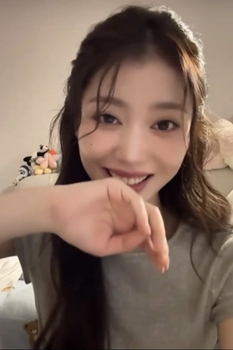 xiaotinglvr_'s tweet photo. the reason why ting doesn’t want to turn off the watermark for (her photos/videos on weibo) is bc she says the watermark is her logo 😂😅

also her asking us if we've been able to save it 🥹 yessss 💗💗 https://t.co/WX3ESCf8OB