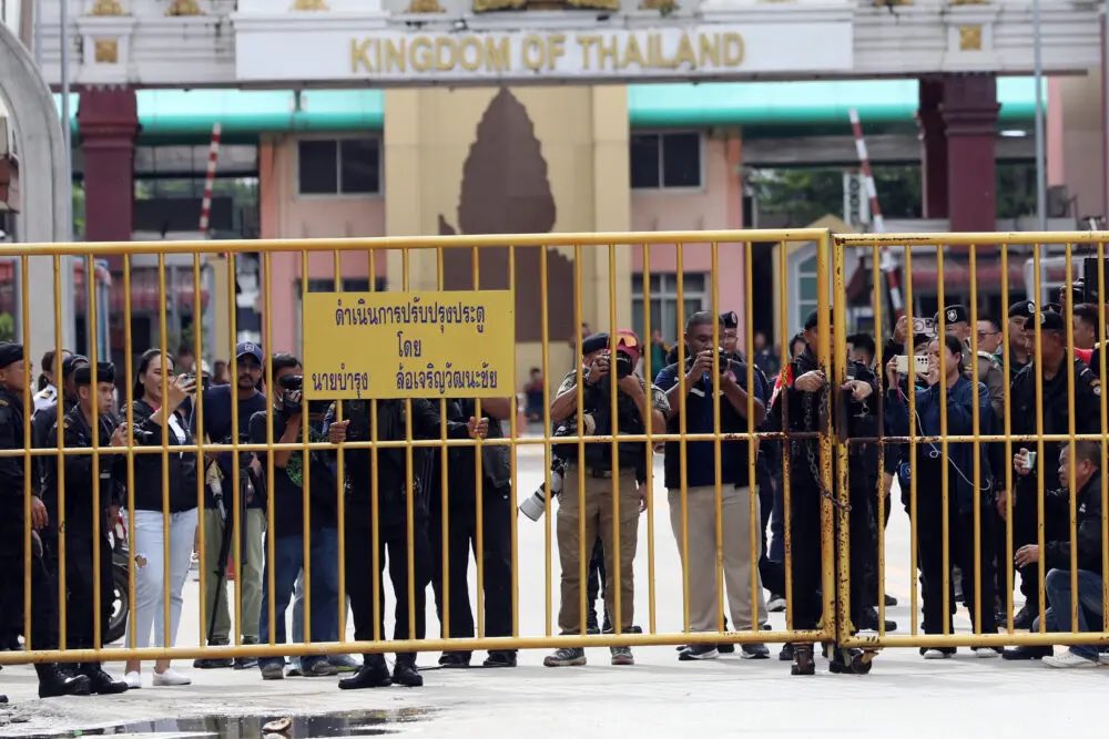 mininewwiee's tweet image. In respond to Thai’s request, Cambodia's PM responded that Cambodia wasn’t the party initiating the unilateral closure/adjustment of border crossings. 

Cambodia, in turn, will reopen its borders only if Thailand restored the borders to its original status.

#ExposeThailandLies