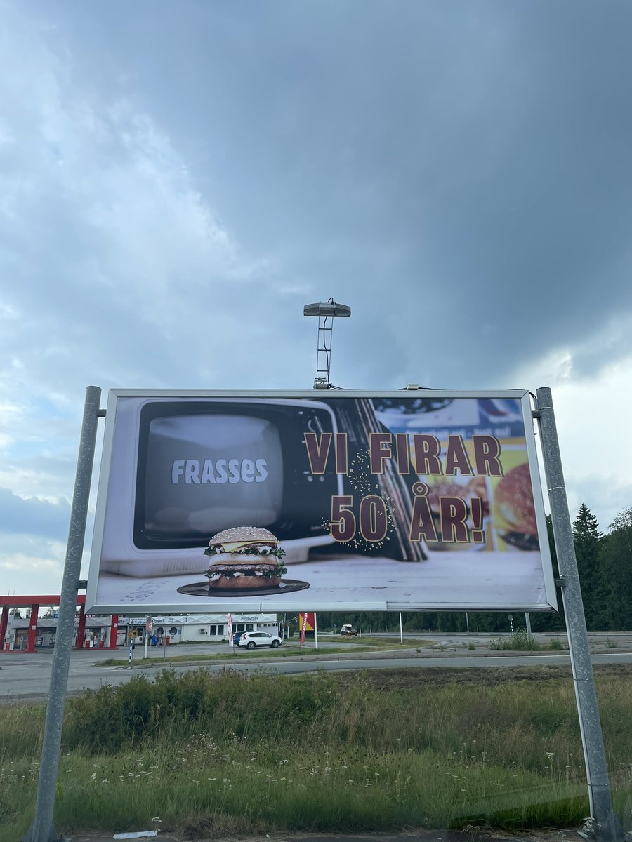 Eliias21_'s tweet photo. Min favoritplats på Tellus firar visst 50 år. Det firas med ett Skrov Royal-mål med varmost till pommesen. #Bygdeå #Frasses https://t.co/G01hIpEDKa