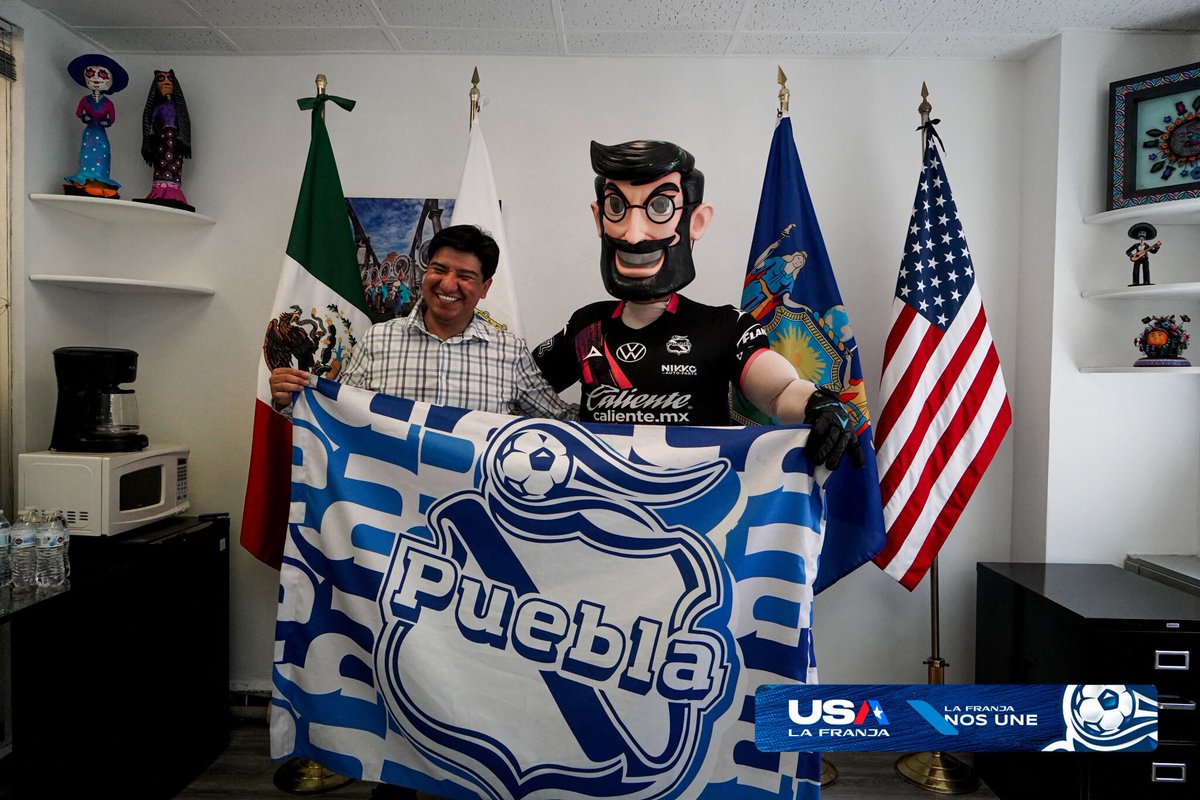 ClubPueblaMX's tweet photo. ¡Gracias a nuestros amigos del @migrantepoblano en NYC 🗽 por recibirnos! 🫶🏼

Juntos sigamos trabajando por un mejor futuro para los poblanos 🔵👏🏻

#USALaFranja🇺🇸 https://t.co/70umN41l6z