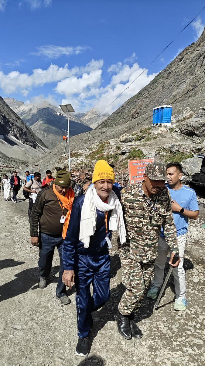 #CRPF personnel stand tall, ensuring every yatri completes their #AmarnathYatra2025 safely and with dignity.
From helping elders to guarding every path — we serve with pride. 
@CRPFINDIA
#KOS #SANJY2025
#CRPF #Kashmir