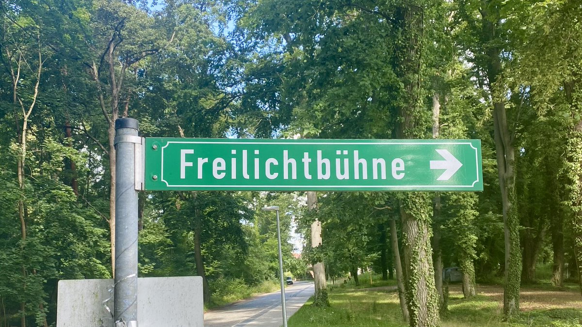 schoene_jens's tweet photo. Spuren nachwirkender Zeiten, Spuren der #DDR in #Brandenburg.

Hier die trist dahindämmernde Freilichtbühne von #Templin, eröffnet 1967. https://t.co/rHC3YgpJlP