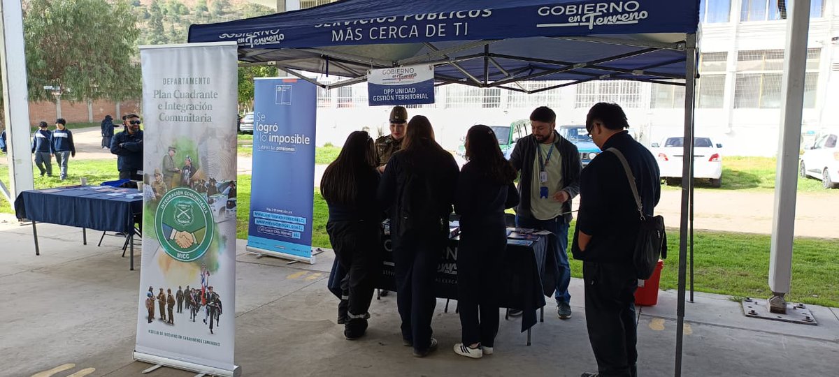 ZonaCarabValpo's tweet image. Porque #LaPrevenciónEsNuestraEsencia, Carabineros del #OS7 #Valparaíso realizó charla sobre sustancias ilícitas en el Liceo Comercial de #Quilpué y 👮‍♂️MICC de #LaCalera participó de operativo &quot;Gobierno en Terreno&quot; que se desarrolló en el Liceo Industrial Óscar Corona Barahona.