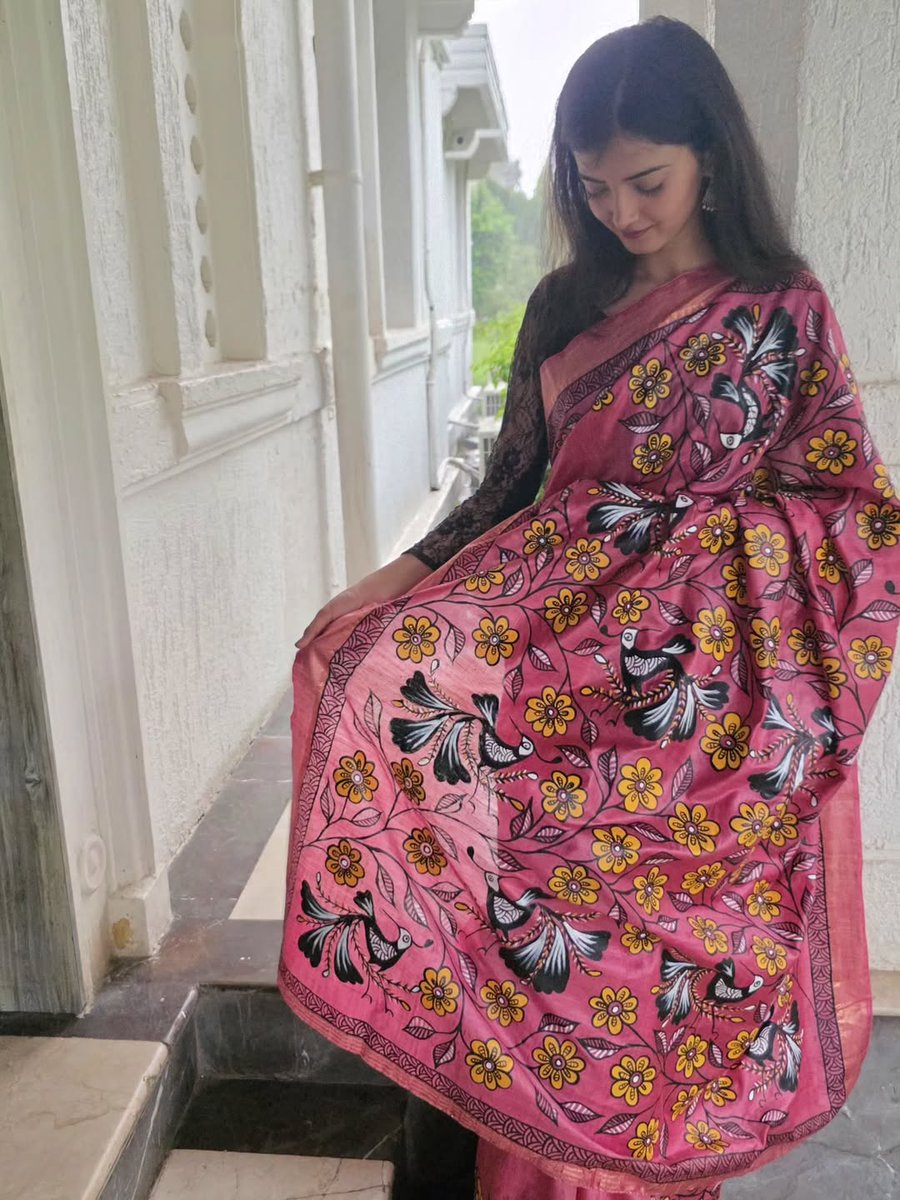 Kautilya02's tweet photo. Infact Sohrai art of Jharkhand has now moved from the walls to the robes &amp; because of its "unique cultural significance" 🙂 &amp; limited availability, these pieces can be quite expensive! https://t.co/UsuQk2Zci4