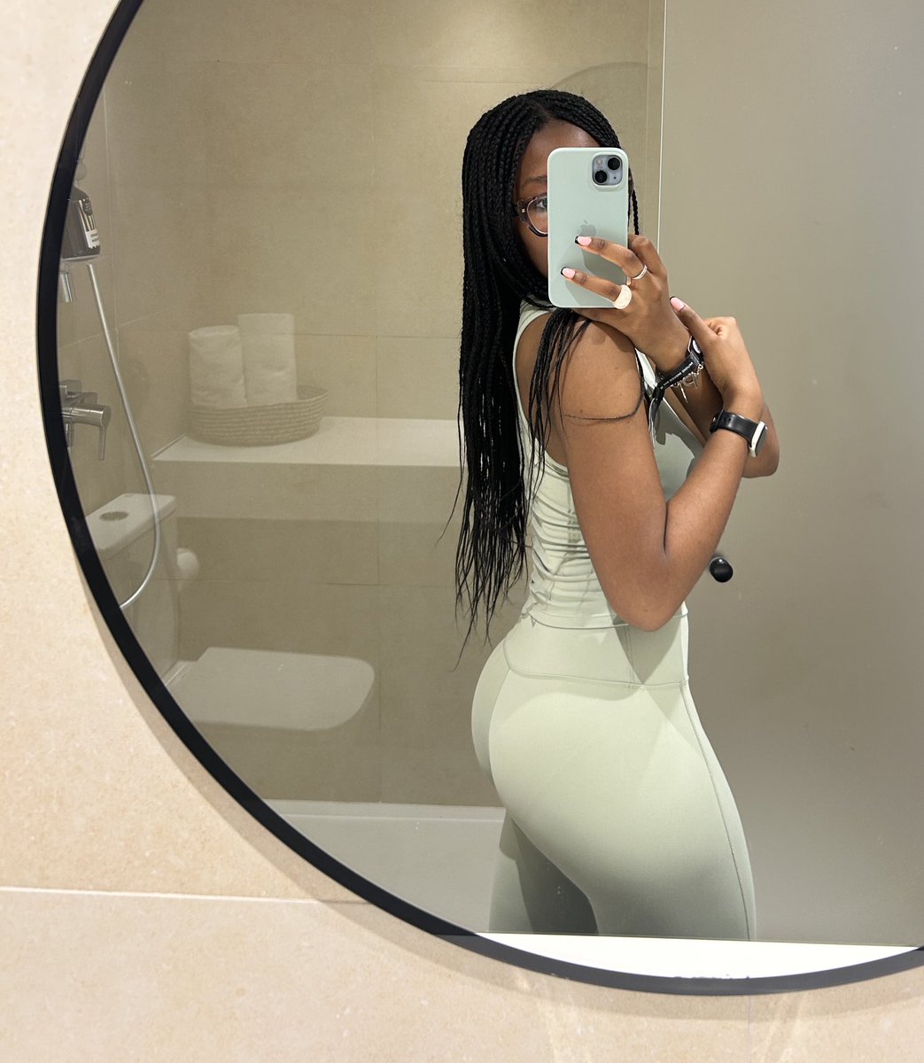 AureliaR4ye's tweet image. First day on holiday in the new matching gym set from my best boy sub. 🥑

Nothing stays on my wish list for long with this one around.

Findom findomme ebony black girl humiliation free task paypig