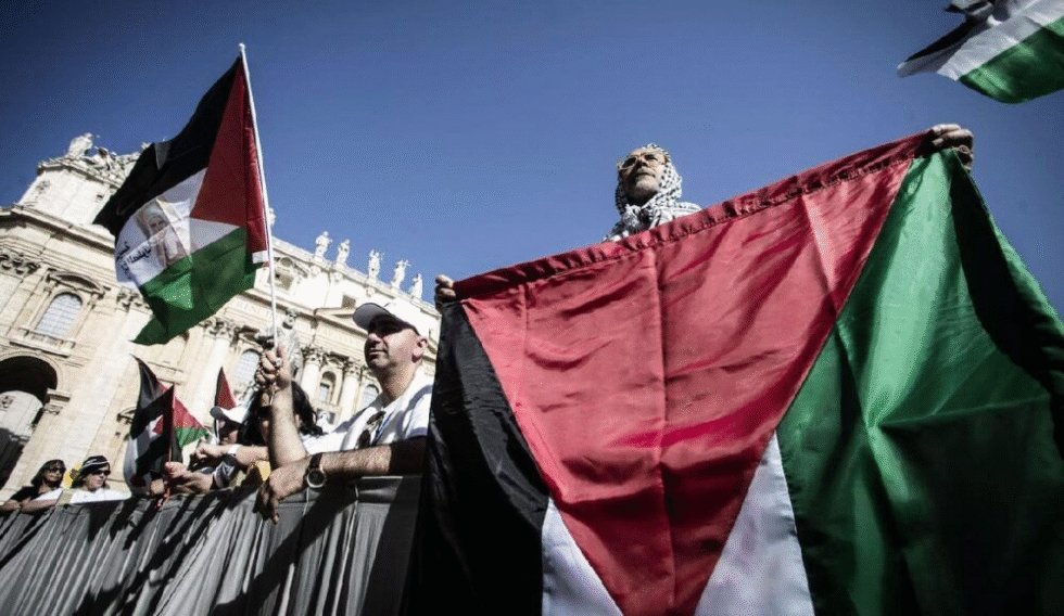 Pietro Parolin, secretario de Estado del Vaticano, aplaudió anuncio de Macron sobre el reconocimiento del Estado de Palestina. Señaló que "la clave está en reconocer 2 Estados que coexistan de manera autónoma, pero en cooperación y seguridad"

¡Un mensaje de paz y diálogo!

#CHCh