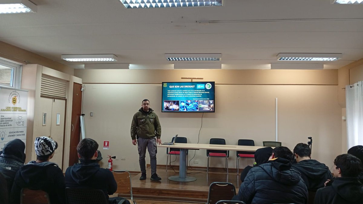 ZonaCarabValpo's tweet image. Porque #LaPrevenciónEsNuestraEsencia, Carabineros del #OS7 #Valparaíso realizó charla sobre sustancias ilícitas en el Liceo Comercial de #Quilpué y 👮‍♂️MICC de #LaCalera participó de operativo &quot;Gobierno en Terreno&quot; que se desarrolló en el Liceo Industrial Óscar Corona Barahona.