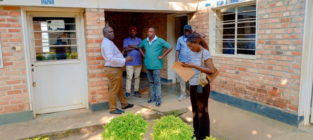 GITWE District Hospital (@hospitalgitwe) on Twitter photo Umuyobozi Mukuru <a href="/HospitalGitwe/">GITWE District Hospital</a> Dr Habituza Benjamin yagiriye uruzinduko muri Muremure HC ikorera mu murenge wa Kinihira agirana ibiganiro n'abakozi bahakorera ndetse bajya Inama z'uko hazamurwa ireme ry'ubuvuzi mu kuzamura ibipimo by'ubuzima by'abaza kuhivuriza. Umuyobozi Mukuru <a href="/HospitalGitwe/">GITWE District Hospital</a> Dr Habituza Benjamin yagiriye uruzinduko muri Muremure HC ikorera mu murenge wa Kinihira agirana ibiganiro n'abakozi bahakorera ndetse bajya Inama z'uko hazamurwa ireme ry'ubuvuzi mu kuzamura ibipimo by'ubuzima by'abaza kuhivuriza.
