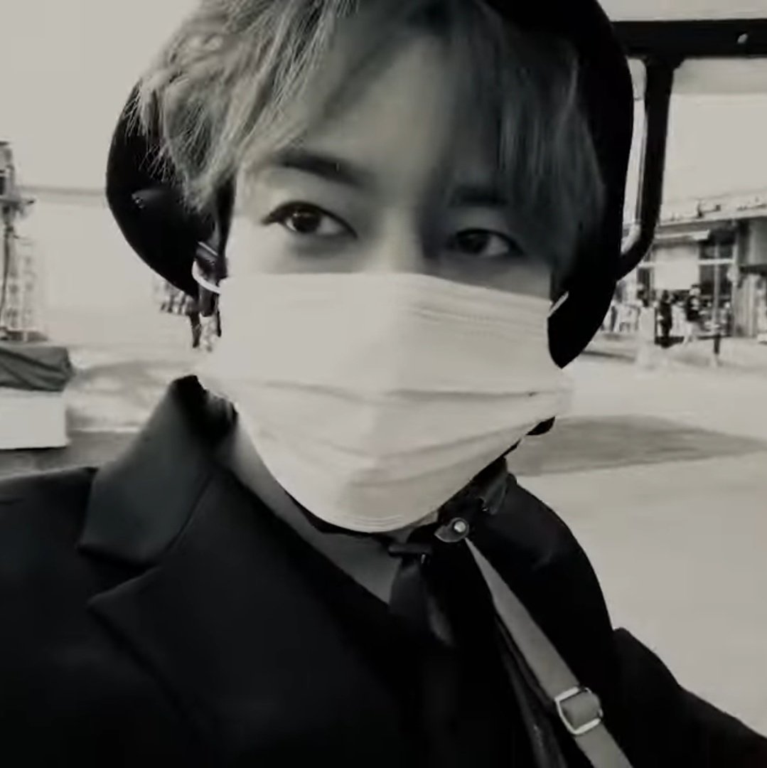 chill_june_moon's tweet photo. Even if it's from an older footage, BRO IS BEAUTIFUL *-* 💖 even with mask on

That soft hair &amp; boba eyes 🥹🥹

https://t.co/fMdjAH0ZN3

#RAVN #레이븐 #김영조 #レイブン https://t.co/BSqvMbUdCE