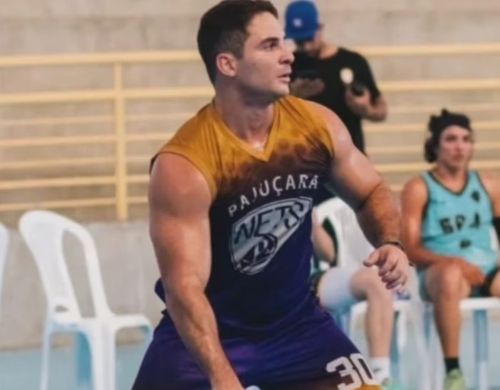 Metropoles's tweet photo. ➡️ Saiba quem é homem que espancou ex-namorada com mais de 60 socos

O ex-jogador que jogava na posição de armador chegou a disputar torneio recentemente pelo Pajuçara Nets, equipe de basquete amador do RN

Leia na coluna Na Mira, de @carloscarone78: https://t.co/Ms2Wv0mg4d https://t.co/y9uvfHlSNd