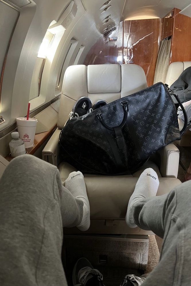 max_voyage67's tweet photo. Comfort looks different when you’ve earned it. 💯👊#SkyModeOn  #JetVibesOnly #EliteTravel  #AlwaysInMotion #HustleFromAbove #WheelsUp #LuxuryInMotion #JustChillin #BagSecured 💼 https://t.co/ZwKxmNMAze