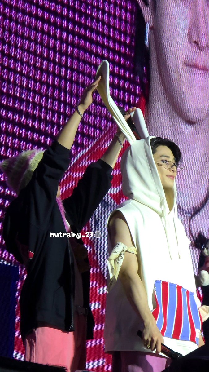 Hyungie little rabbit 🐹👐🏻🐰✨️
270725 #dominATE_Paris #HAN #Hanjisung #I_N #Jeongsung #뽀뽀즈