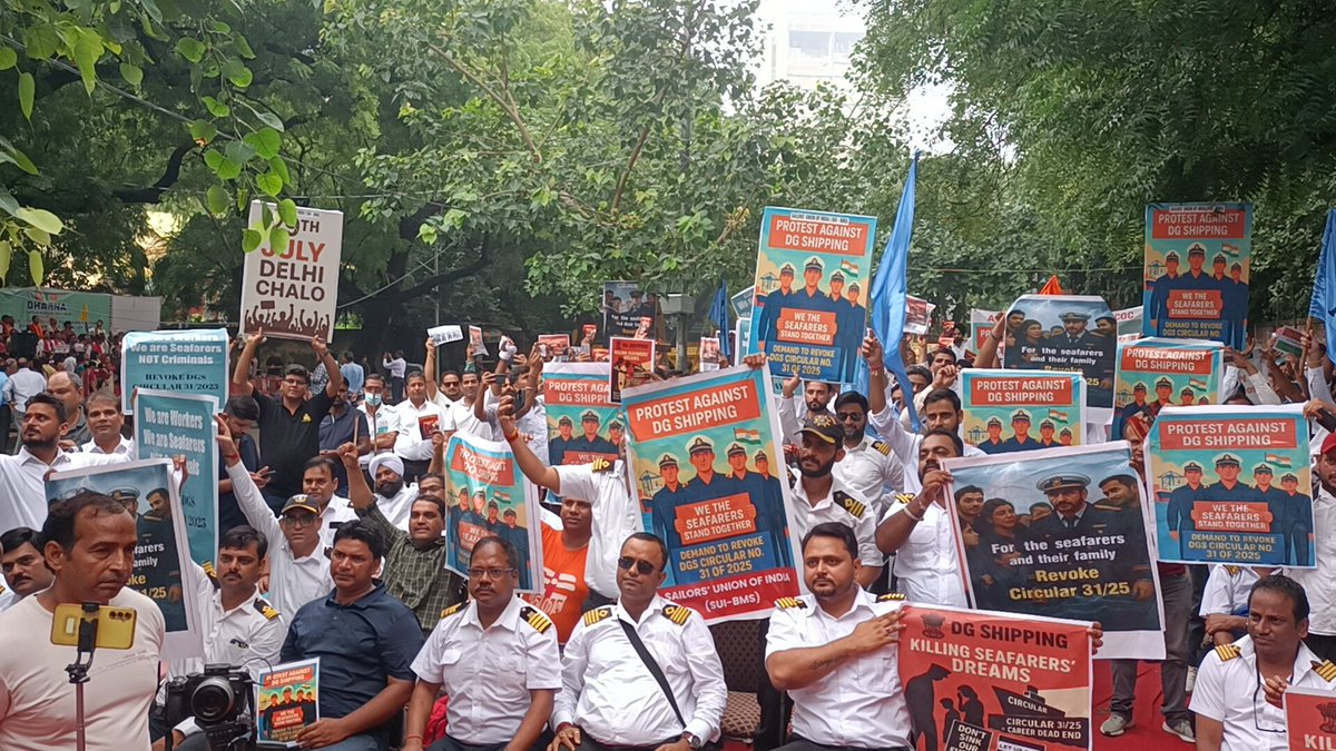sui_union's tweet photo. Thousands of Indian seafarers, under the banner of SUI-BMS, gathered today at Jantar Mantar to protest against the unjust DGS Circular No. 31 of 2025, which threatens the livelihood of over 25,000 Indian seafarers &amp; affects lakhs of their family members.
 #WithdrawCircular31of25 https://t.co/vM8aoivxKb