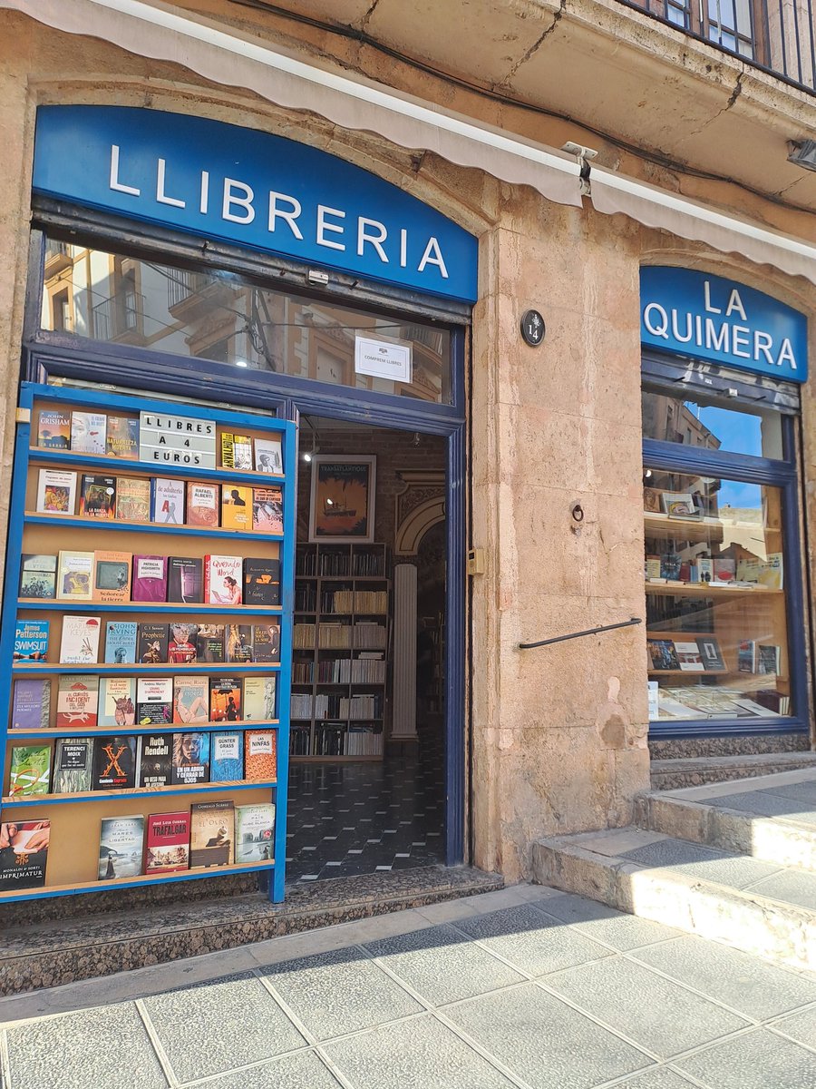 Avui us ensenyaré un lloc magnífic descobert fa temps que,fins avui,no he pogut profunditzar.. Aviam si us agrada!Es tracta d'una llibreria de segona mà,on també compren llibres,que podeu trobar a la Baixada Misericòrdia,14 de #Tarragona.A simple vista normal,oi? Pasem a dins...